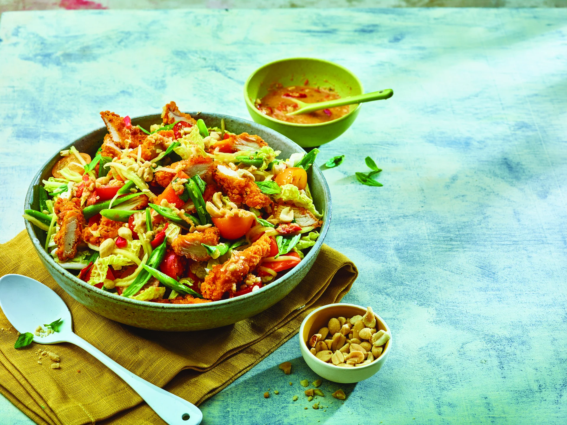 Tiras de pollo Red Thai Tyson con ensalada thai crujiente
