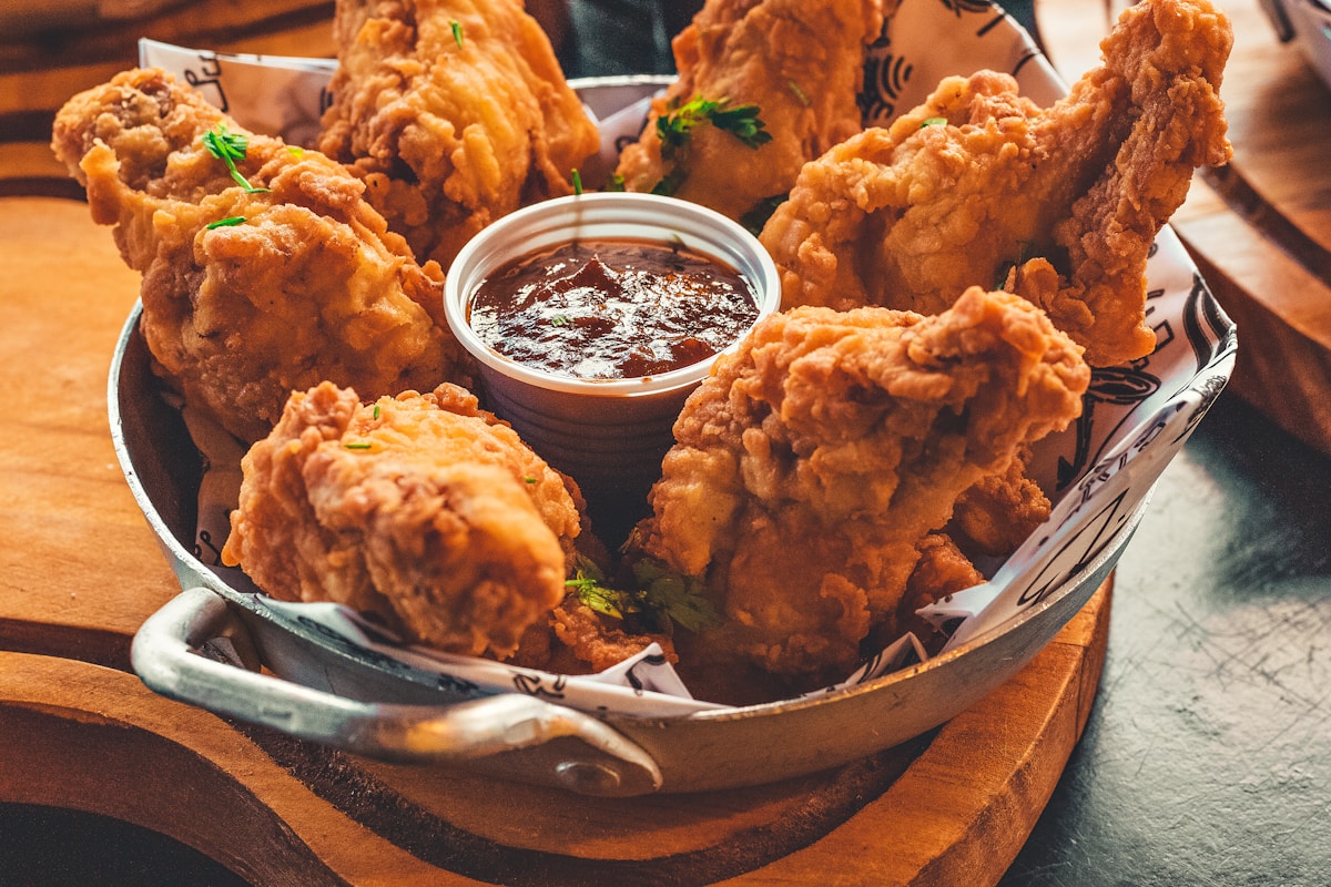 Cómo diseñar una carta de delivery rentable con pollo elaborado congelado